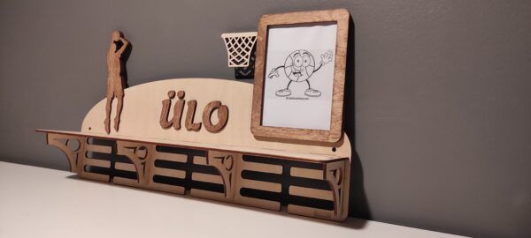 Medalihoidja riiuli ja pildiraamiga